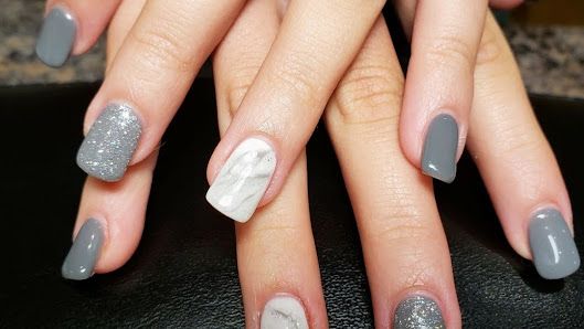 Caroline Viger-technicienne en Pose d'ongles au Gel-Manucure-Shellac-Onglerie-ongle-pose d'ongles-ongles