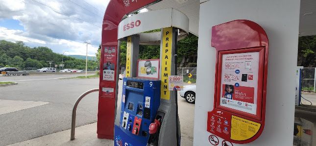 Le Magasin and Esso Gaz Station