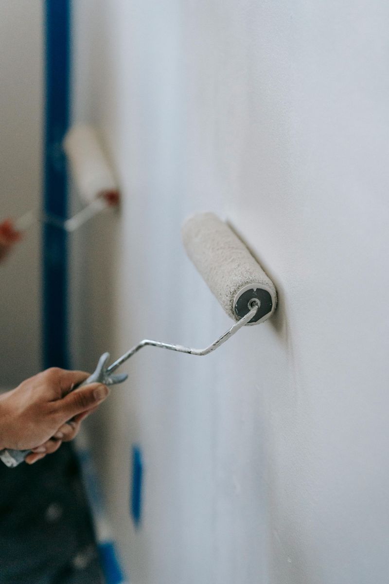 Peintre en bâtiment sur la Rive