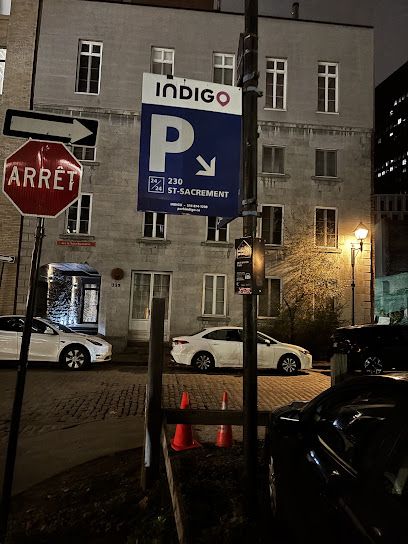 230 Rue du Saint-Sacrement Parking
