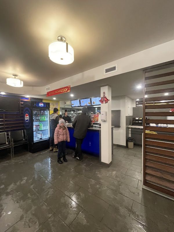 La Poutinerie & Rôtisserie Chez John
